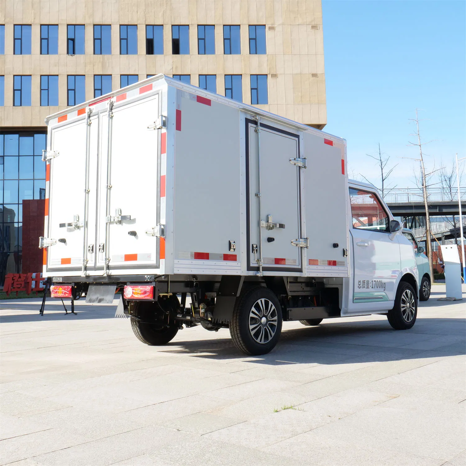 Cheshx2 Lorry Truck Light Operated by Battery (BEV) Electric Cargo Box Truck with Big Power and Strong Motor Power for Express Transport Vehicles