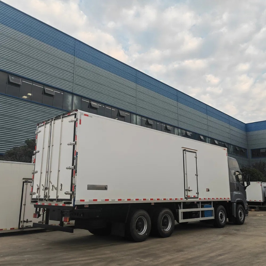 Long Haul 8X4 Refrigerator Truck Ideal for Interstate Cold Chain Logistics and Distribution