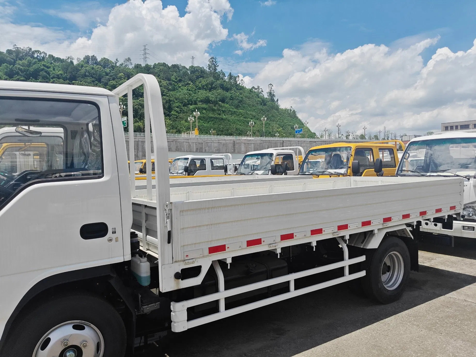 Qingling 100p 4X4 Light Small Box Van Refrigerator Truc4HK1 Diesel Engine Manual Transmission 4*2 Single Cab Box Cargo Truck Export for Urban Last-Mile Delivery