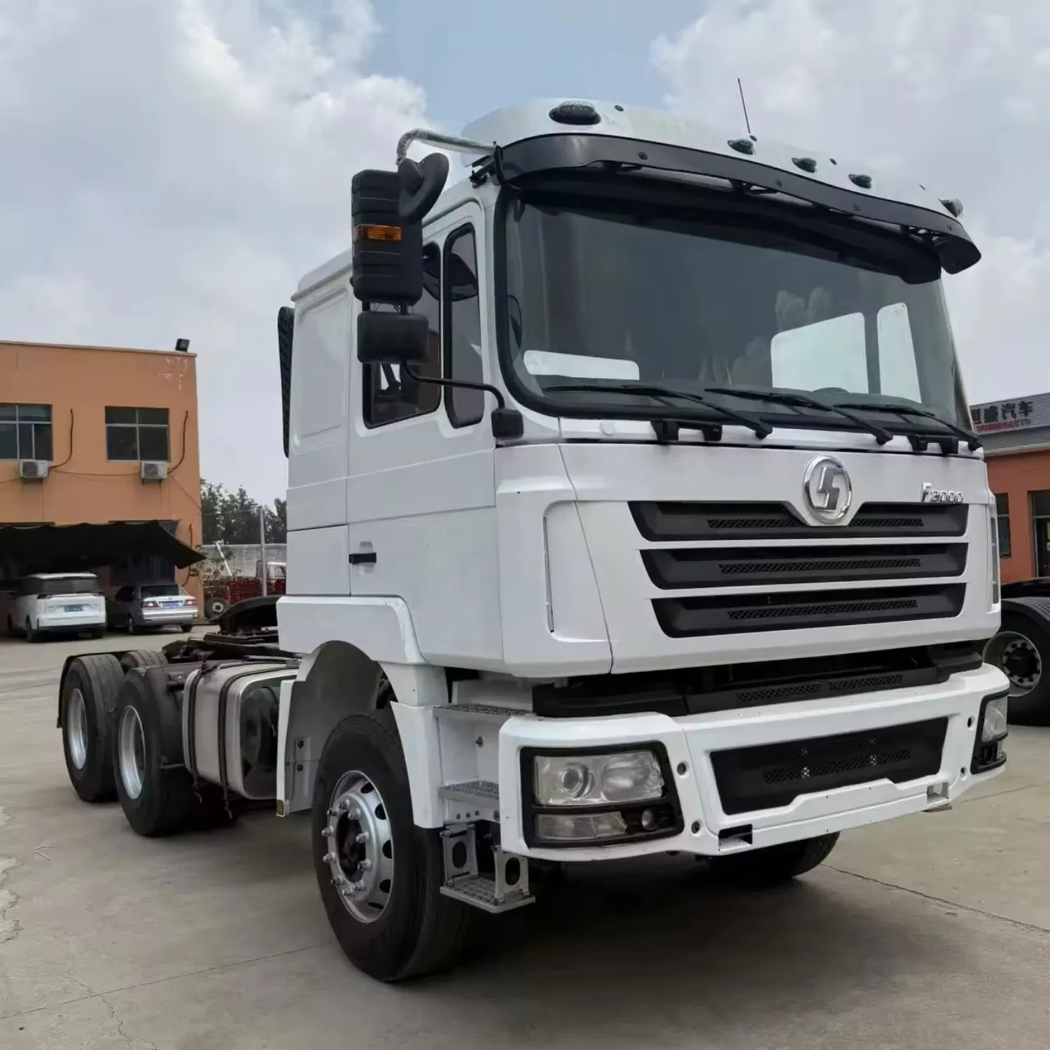 HOWO Heavy Duty Truck Cab with Robust Steel Construction for Long Haul Transportation and Mining Operations