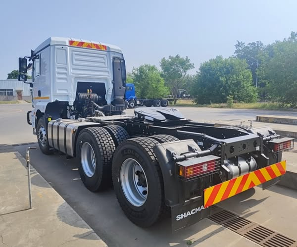Fuel-Saving 6×4 HOWO Tractor Truck for Highway Transport of Containers and Industrial Goods