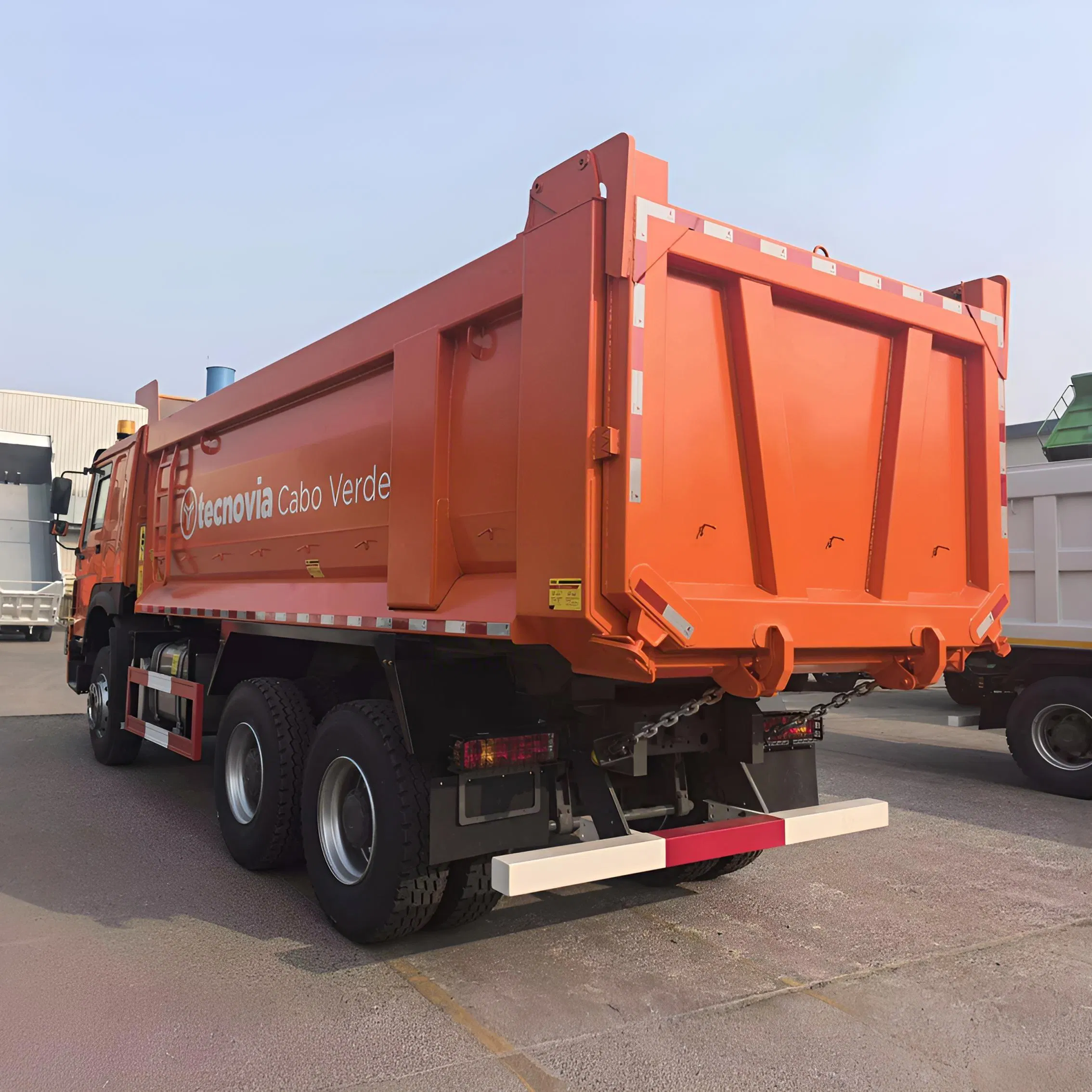 China Sinotruk HOWO Heavy Duty 6X6 All Wheel 4WD Electric Crawler Crane Diesel Man Trailer Dumper Tipper Dump Truck Trailer Price for Sale