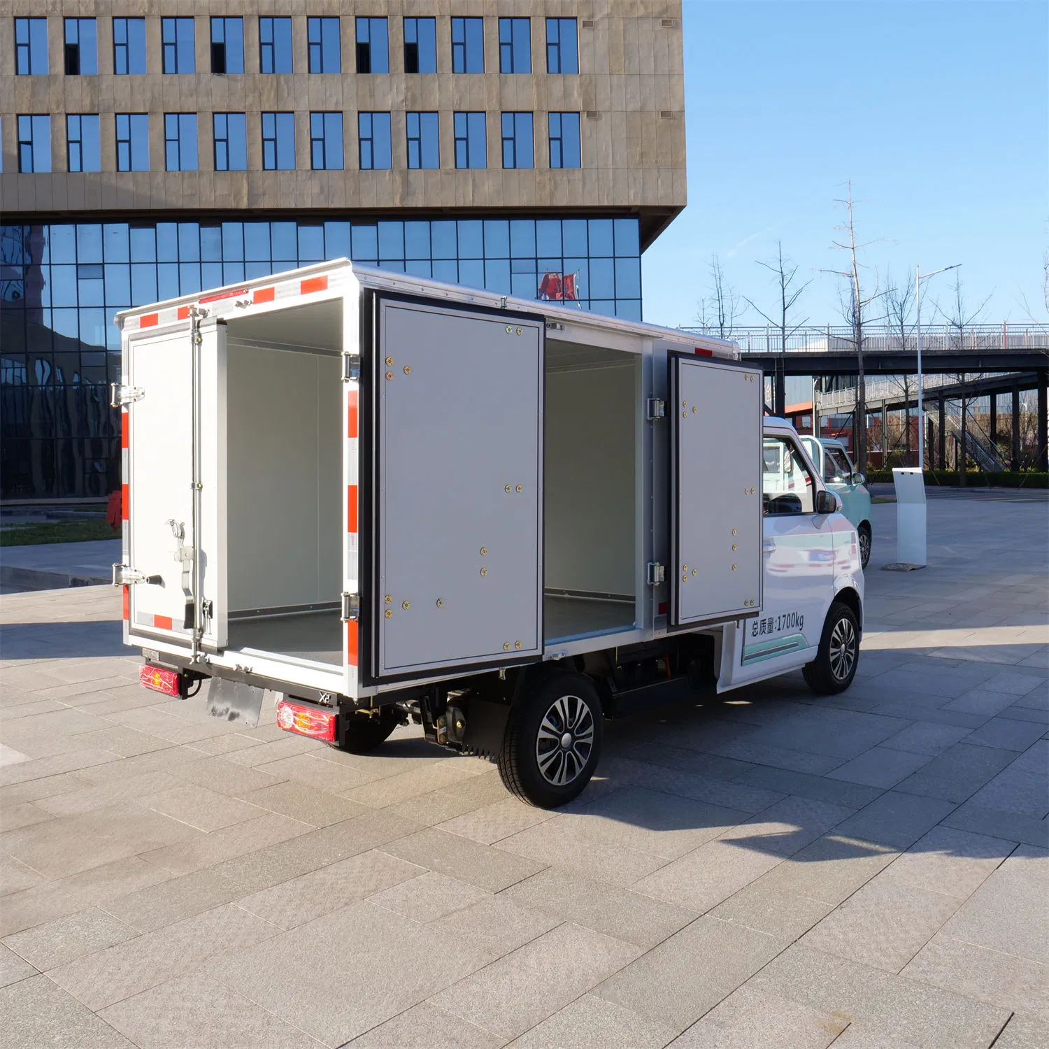 Cheshx2 Lorry Truck Light Operated by Battery (BEV) Electric Cargo Box Truck with Big Power and Strong Motor Power for Express Transport Vehicles