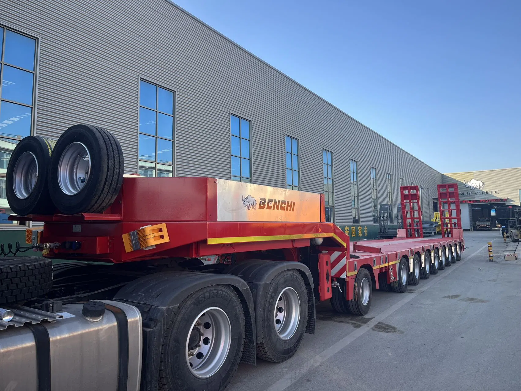 9-Axis Heavy-Duty Flatbed Semi-Trailer Transport Truck