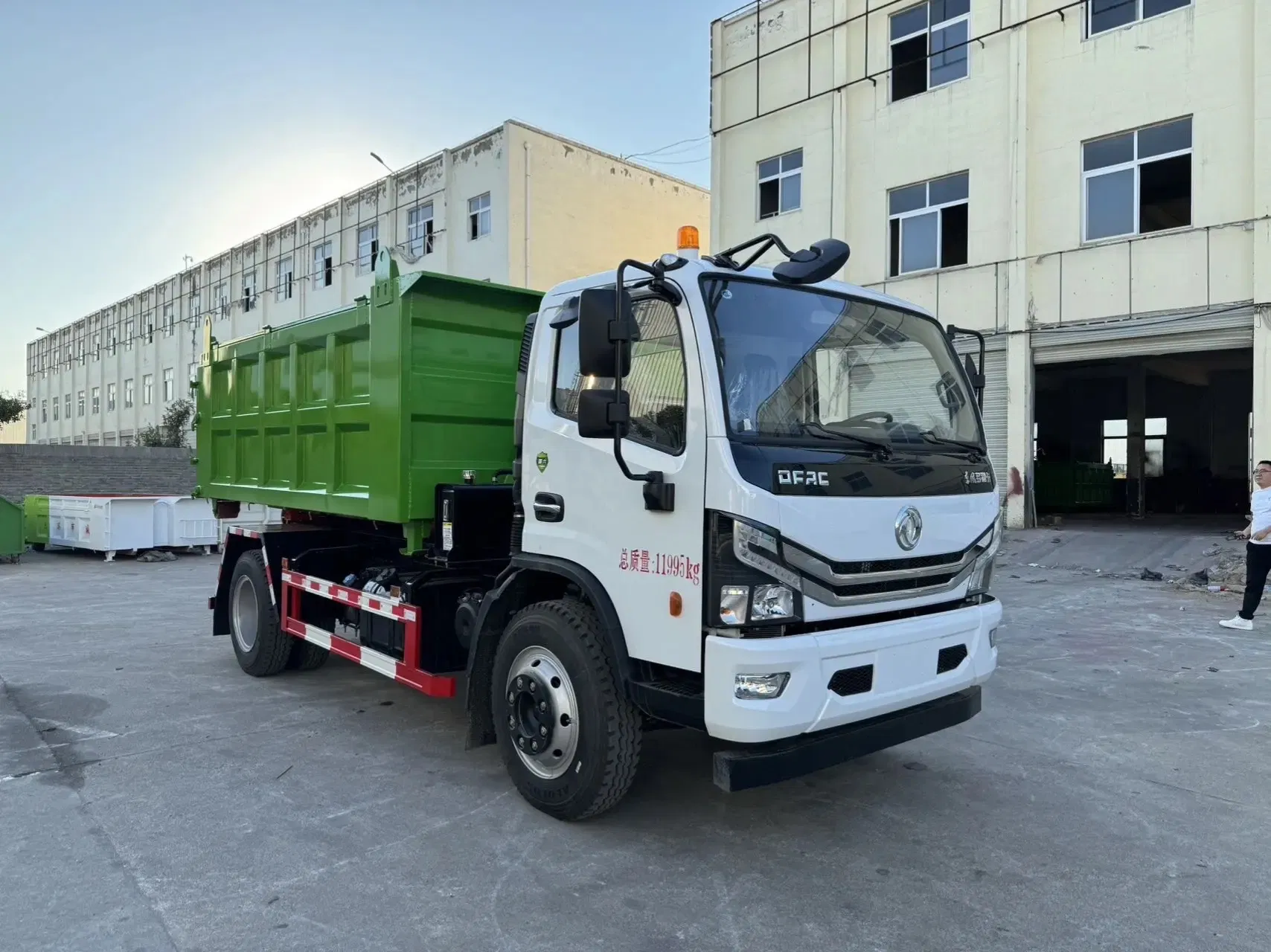 Dongfeng Dolika 6 Ton Roll off Refuse Truck Container Transport Vehicle