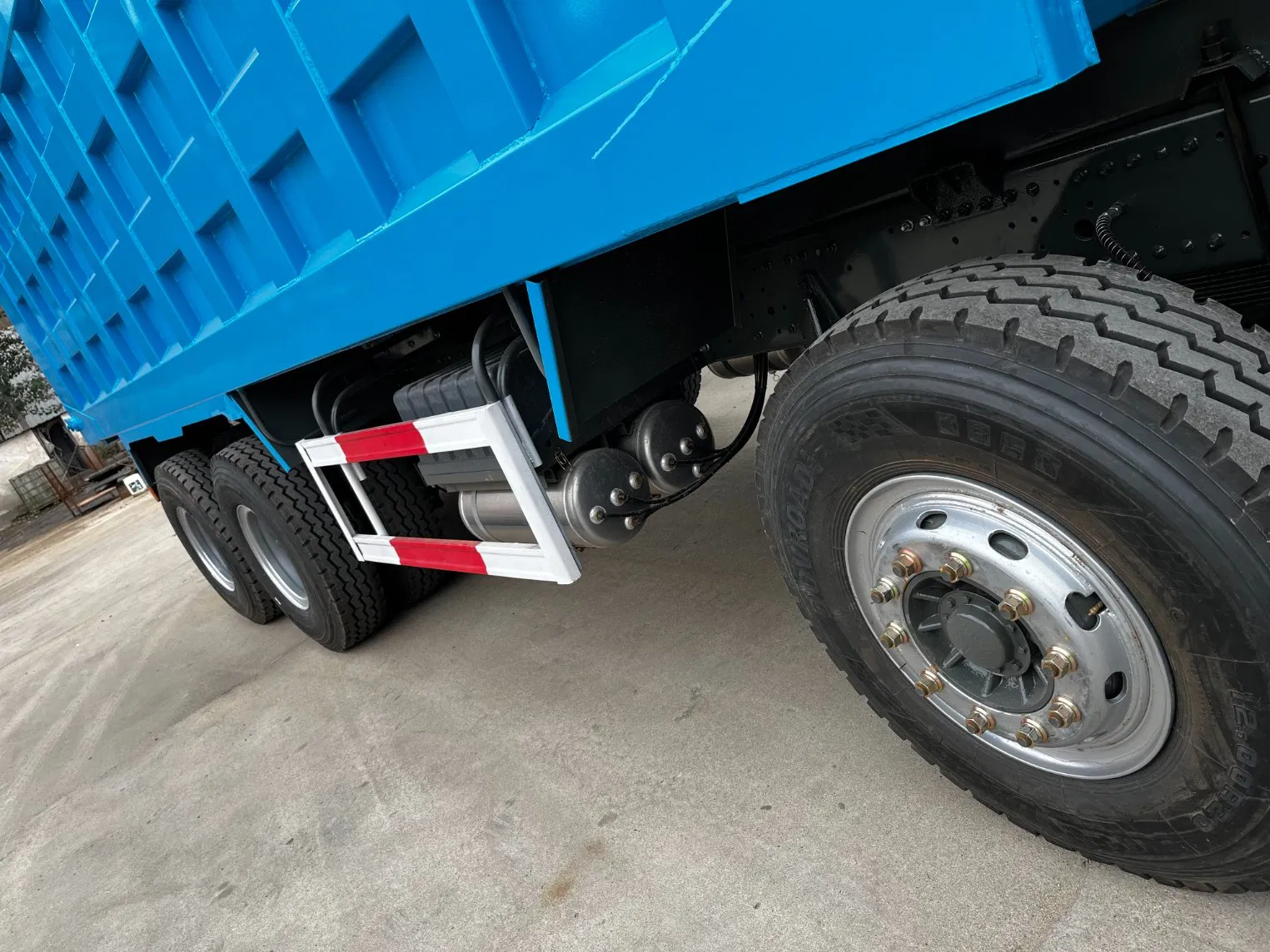 HOWO 8X4 Radial Tyre Dump Truck for Construction Projects