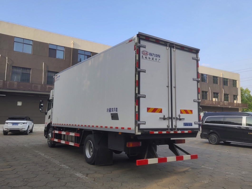 High Quality Jmc Carrying Plus Hydraulic Brake 3tons Small Refrigerated Refrigerator Van Truck Fish Transport Freezer Truck 68kw Light Truck