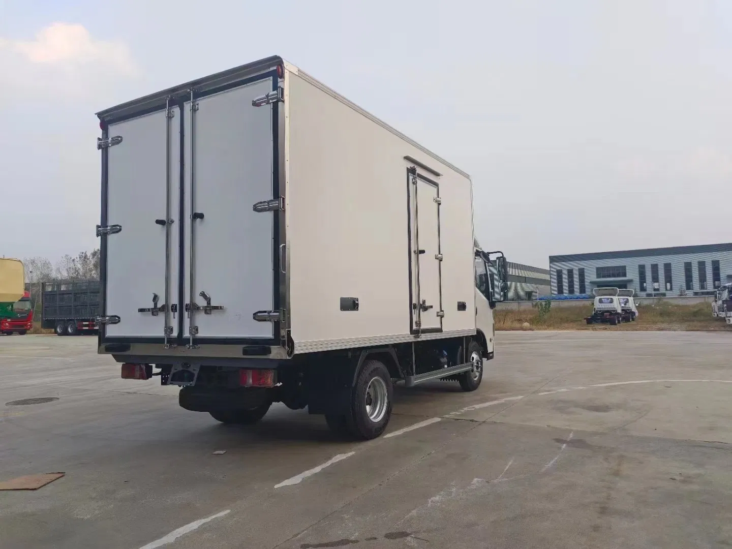 High Quality 4*2 4.5tons Refrigerator Box Truck Fish Transport Freezer Truck Refrigerated Truck Thermo King Refrigerator Unit