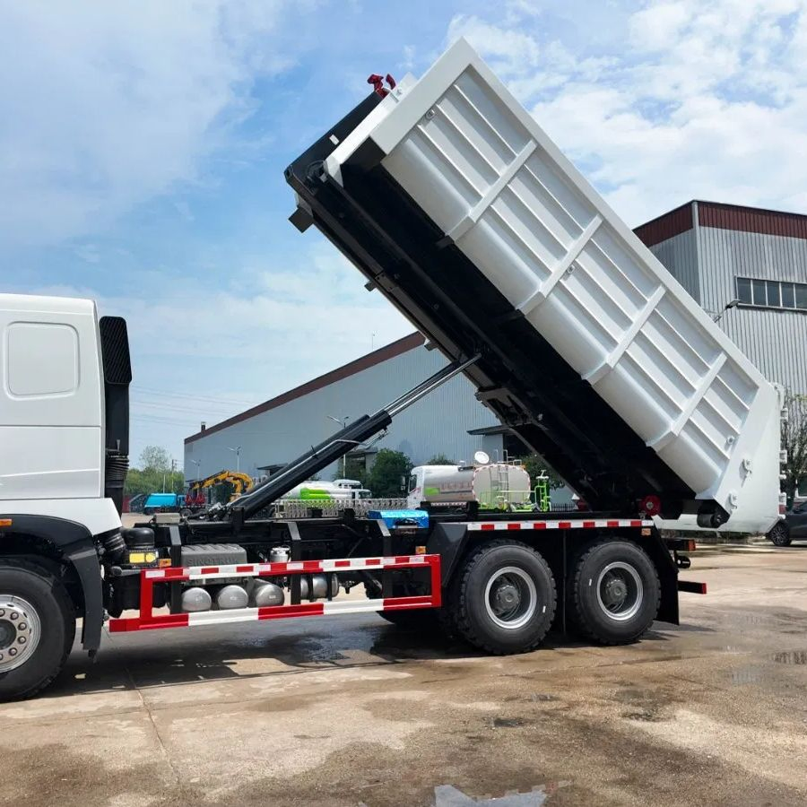 SINOTRUK HOWO 6x4 8X4 Heavy Duty Garbage Trucks Hook Lift &nbsp;Garbage Trucks Recycling Waste Container Hook Arm Garbage Truck Waster Transport Truck