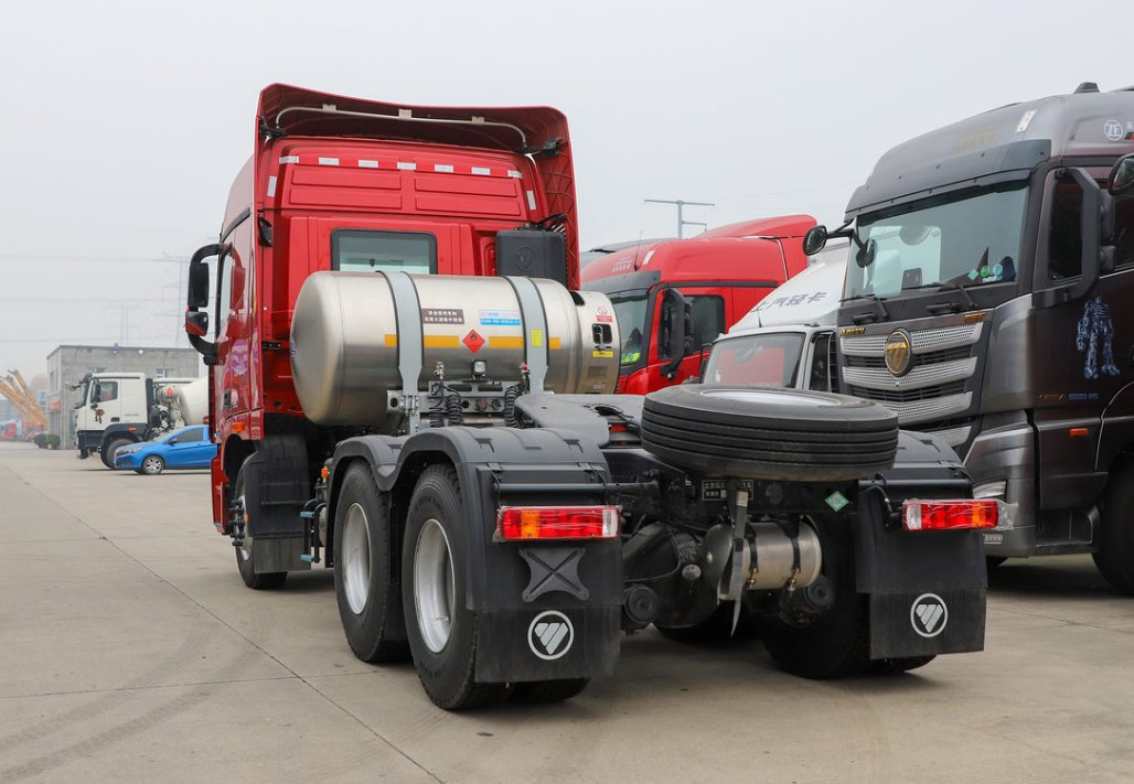 Foton LNG/CNG, ATM, Zf, 1350L Cylinder Capacity, 500HP, Brand New, Factory Direct Supply, for Tractor Trucks, Truck Cabs, and Cargo Transportation. 6X4 Model