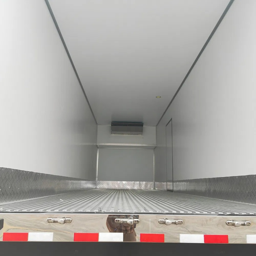 Long Haul 8X4 Refrigerator Truck Ideal for Interstate Cold Chain Logistics and Distribution