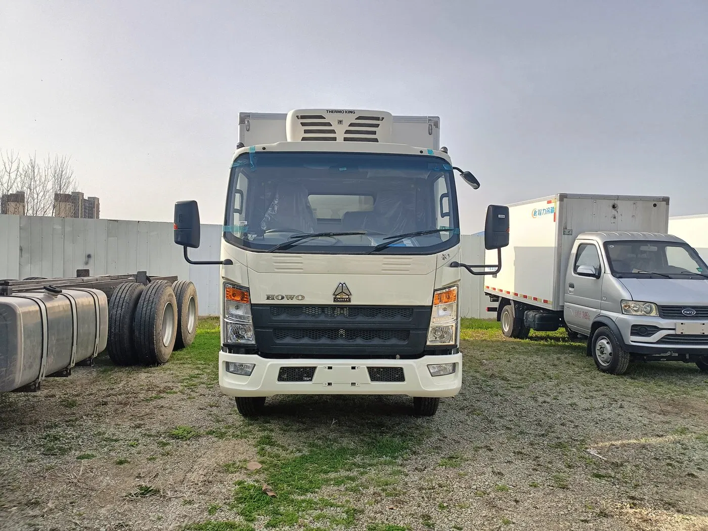 HOWO Refrigerated Cargo Van Delivery Vehicle with Thermo King Refrigerator Unit