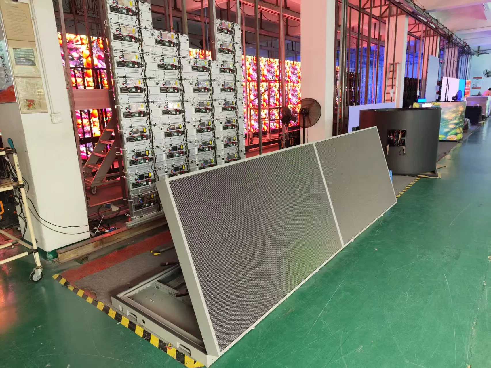 Tela LED Veicular de Alta Brilho para Exterior Comercial P3 P4 P5 P6 P8 P10 Painel Publicitário para Anúncios