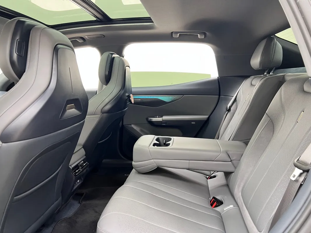 Virada à Esquerda Carro Lynk&Co 07 2024 Em-P 126 Longa Distância Ultra Rápido Carregamento