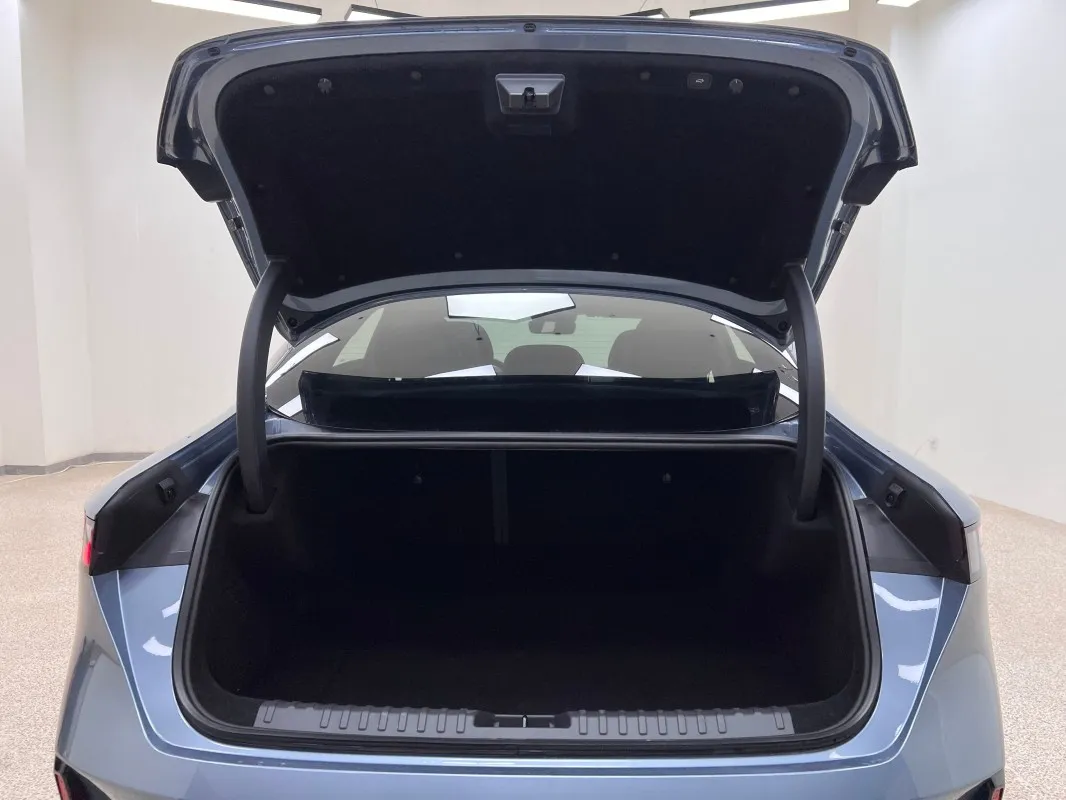 Virada à Esquerda Carro Lynk&Co 07 2024 Em-P 126 Longa Distância Ultra Rápido Carregamento