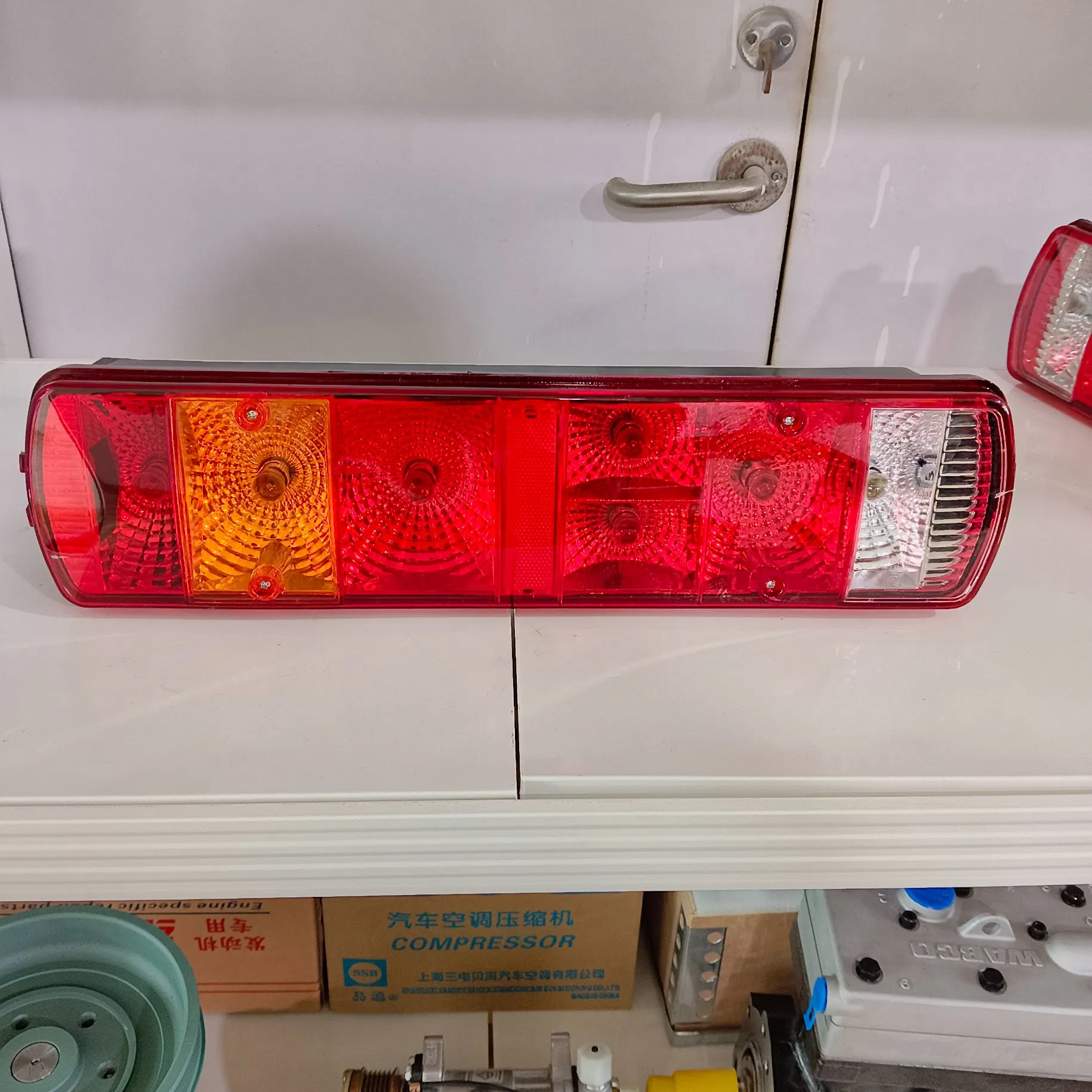 Boa Condição Preço Baixo LED Caminhão Veículos Agrícolas Triciclo Caminhão Ônibus Luz Traseira Sinal de Parada Freio Ré Sinal de Viragem Lampada de Aviso