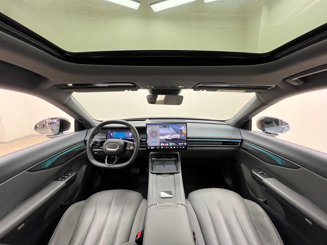 Virada à Esquerda Carro Lynk&Co 07 2024 Em-P 126 Longa Distância Ultra Rápido Carregamento