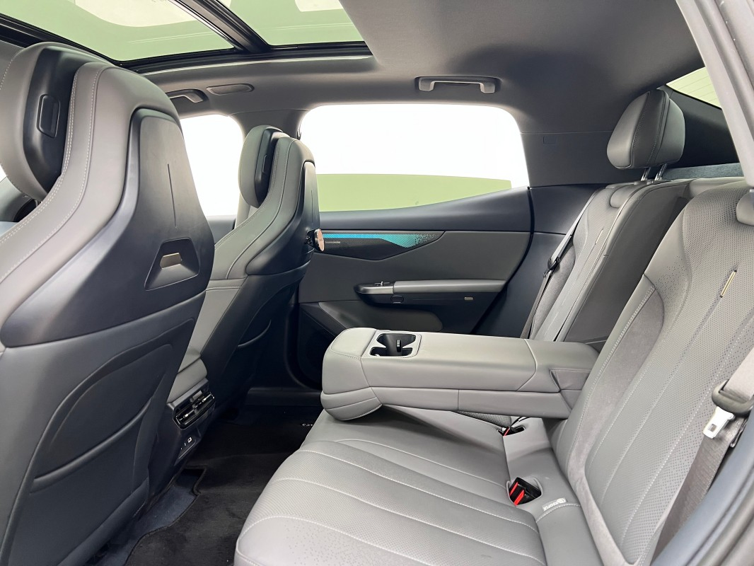 Virada à Esquerda Carro Lynk&Co 07 2024 Em-P 126 Longa Distância Ultra Rápido Carregamento