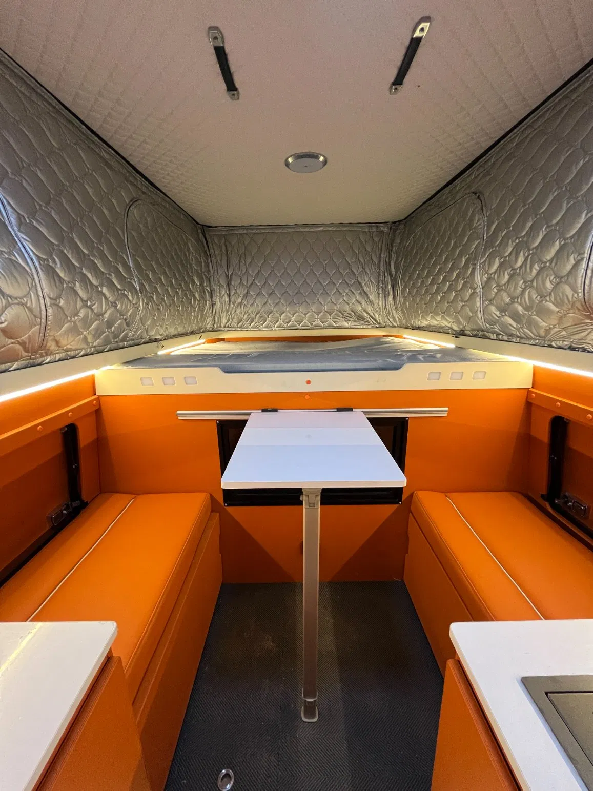 Veículos de camping acima da cabine de caminhões pequenos, médios e grandes estão disponíveis diretamente da fábrica