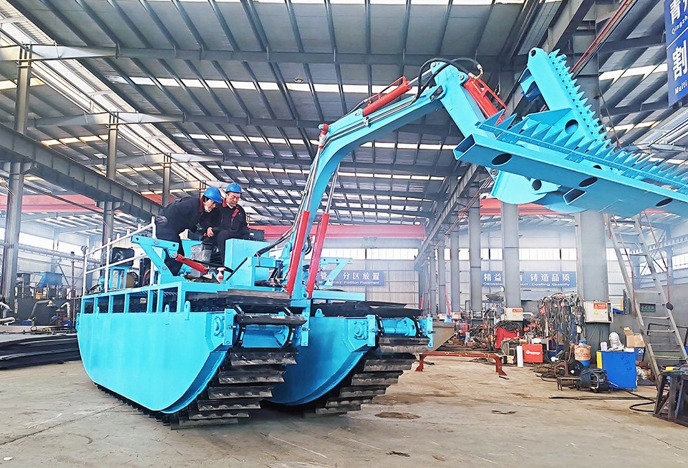 Beach Cleaning Equipment Waterproof Amphibious Weed Remover Harvester Vehicle Machine for Clearing Weeds