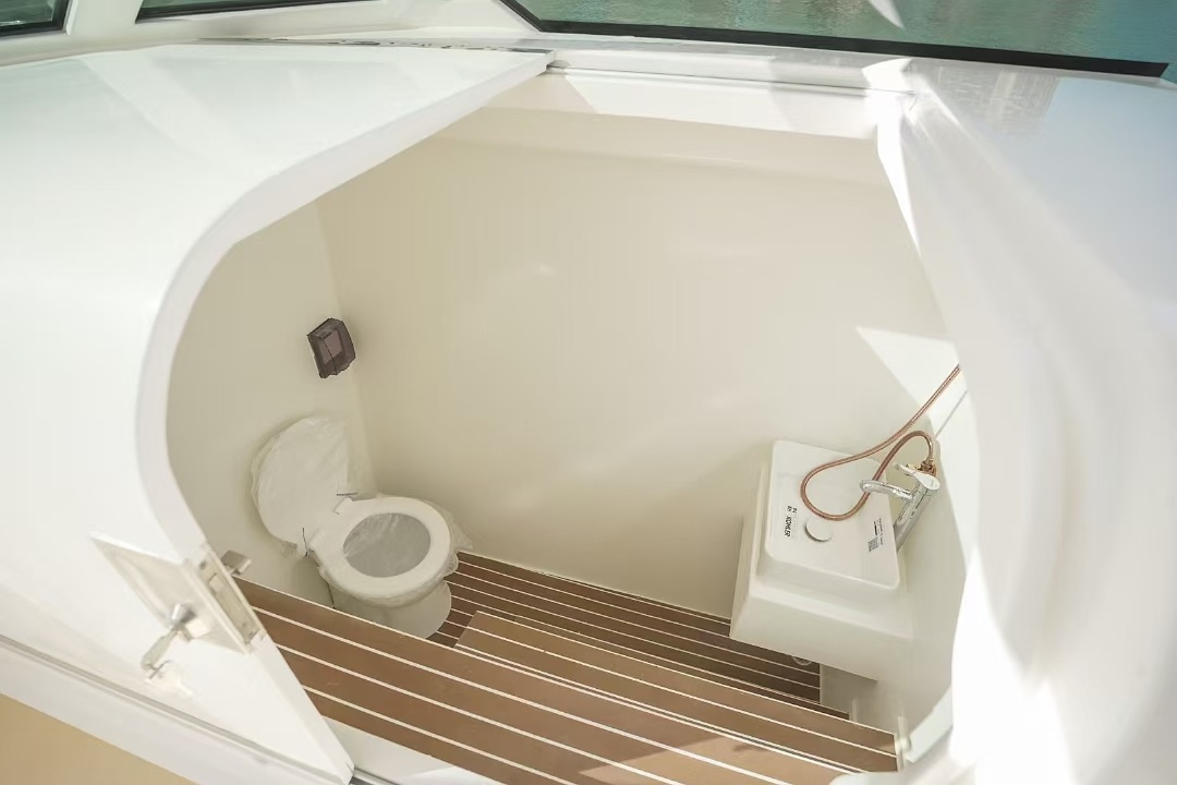 Multipurpose Precise High Strength Motor Yacht with Bars