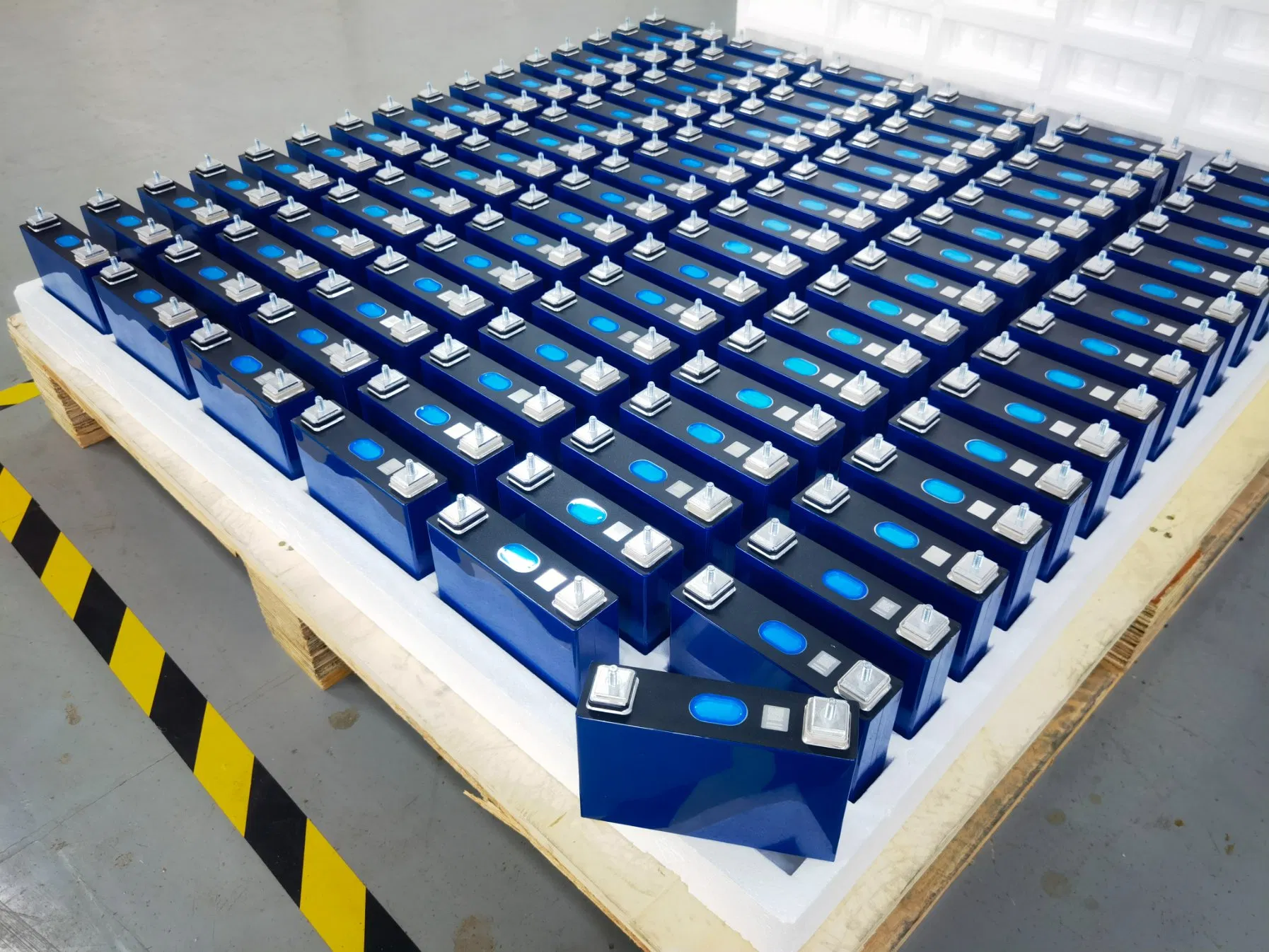 Factory 12V 200ah Lithium LiFePO4 Battery Pack Lead Acid Battery Replacement 200ah 2.56kwh Golf Cart Yacht Boat RV Solar Energy Storage Battery with CE Un38.3