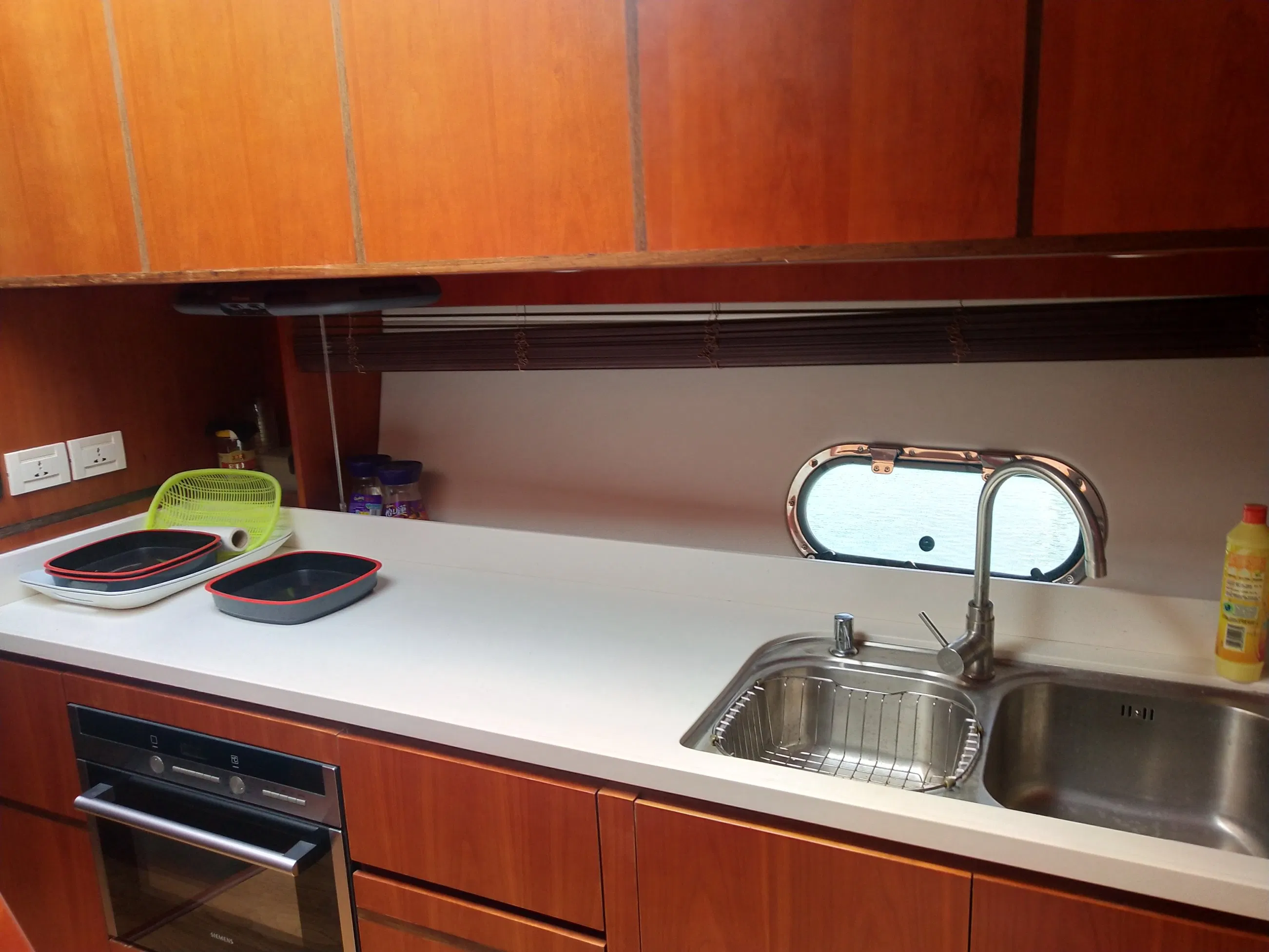 Luxury 55-Foot Fiberglass Yacht - Modern Interior Design &amp; Contemporary Style