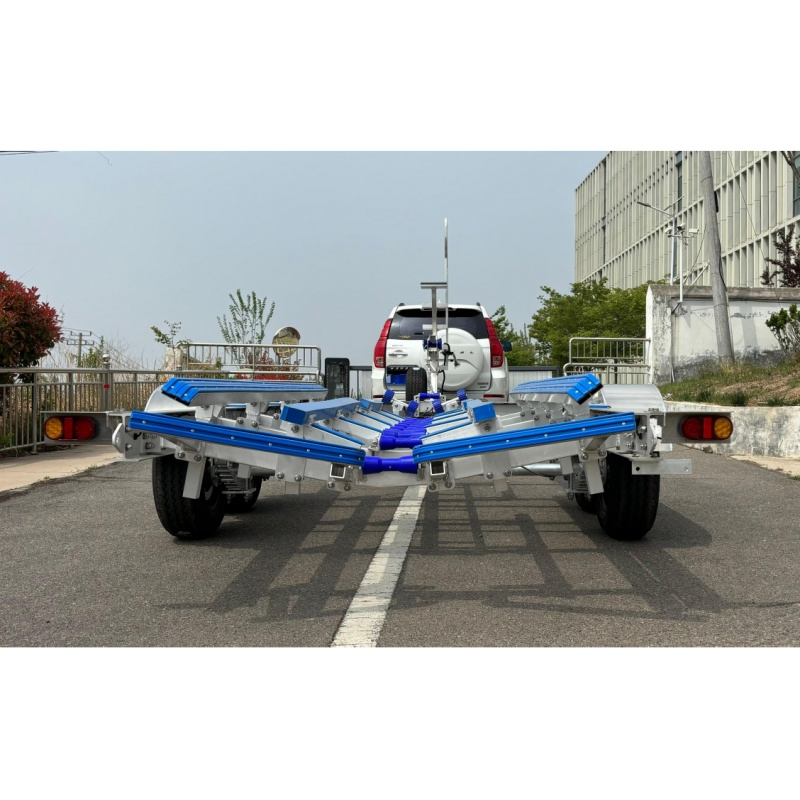 28FT Tandem Axle Aluminum Boat Trailer 2800kgs Loading Capacity Poly Bunks Style