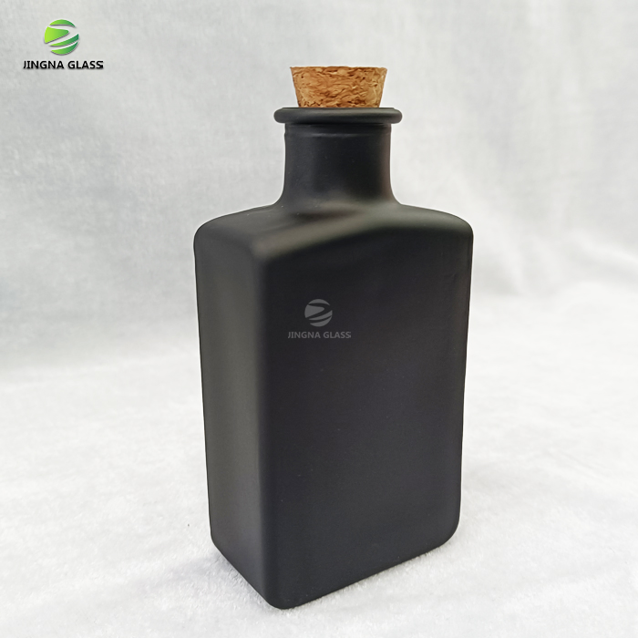 500ml 750ml Premium Clear Glass Bottle Thick Walled Liquor Bottle for Vodka Food Grade