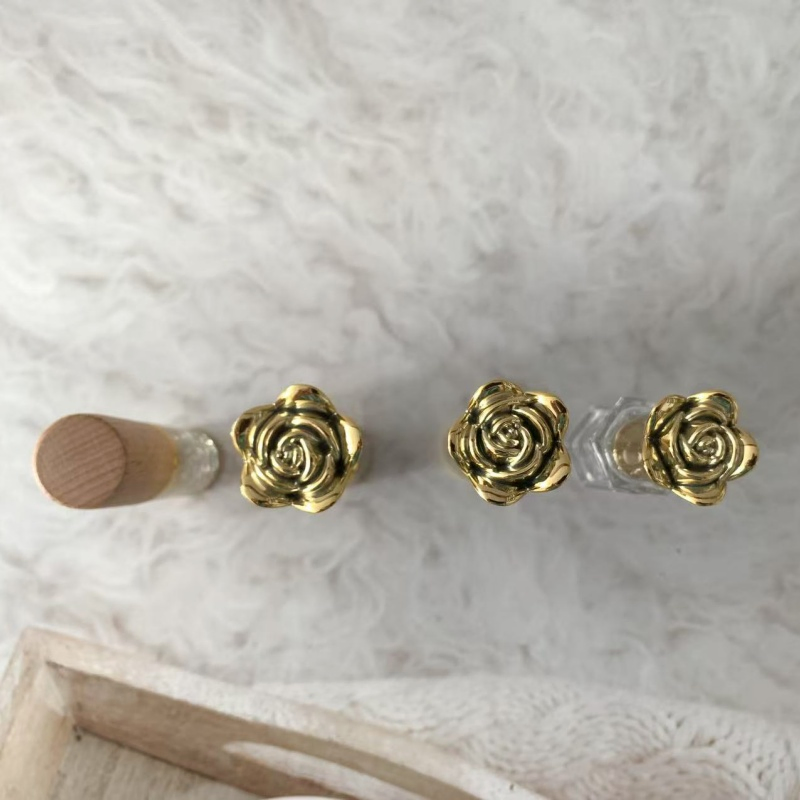 Flower Cap Portable Glass Perfume Bottle New Style Cosmetic Bottle with Roll on Ball