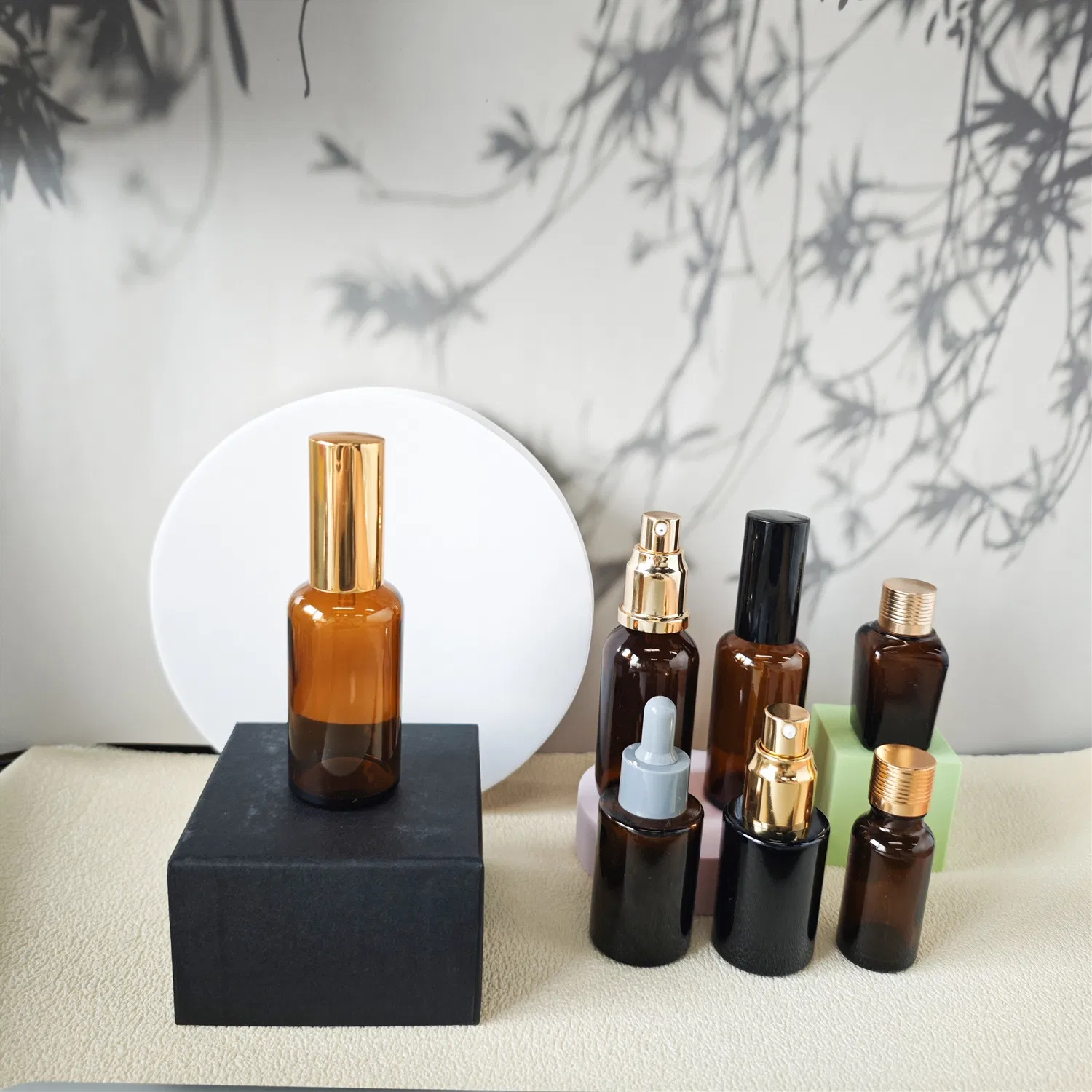 Refillable Portable Cosmetic Packaging 30ml 50ml Amber Essential Oil Glass Bottle with Fine Mist Spray Cream Lotion Pump