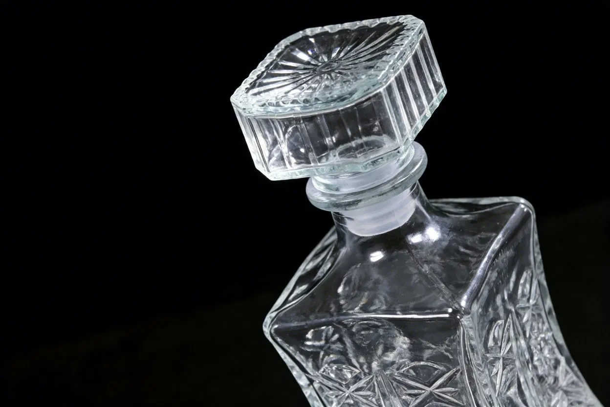 Creative Embossed Design 500ml 750ml Clear Empty Liquor Brandy Whiskey Glass Bottle Wine Decanter