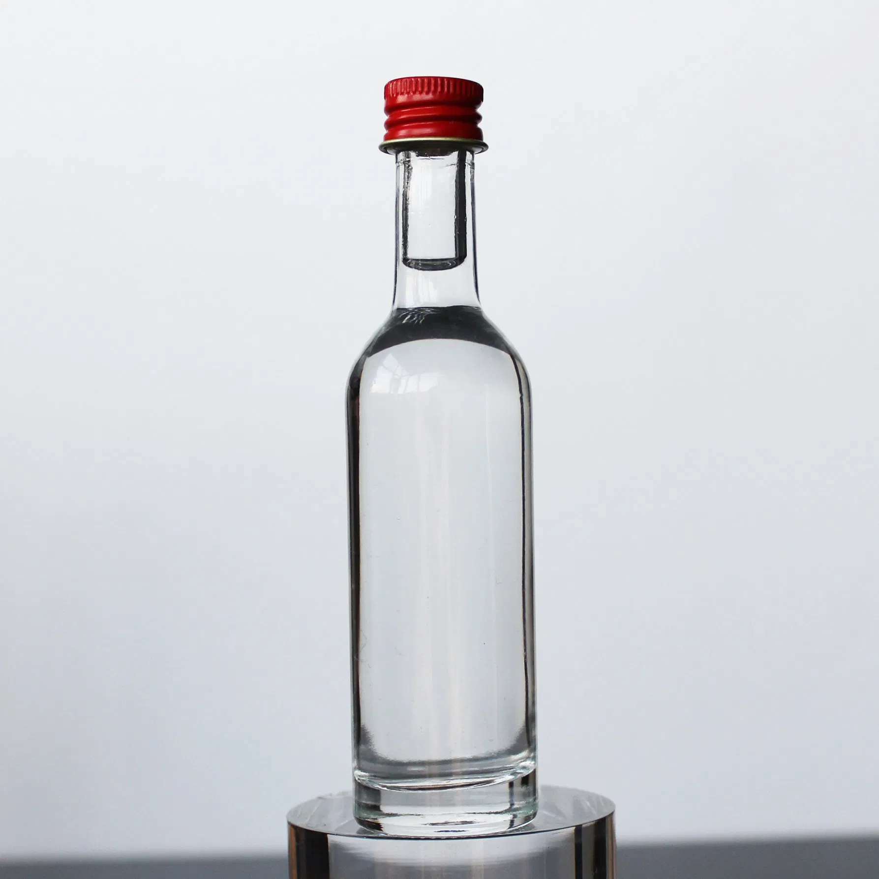 High-Grade Nordic Food Grade Affordable Whisky Vodka Liquor Spirits Gin Rum Tequila Brandy Xo Mezcal Empty Super Flint Glass Bottle with Screw Cap for Gift