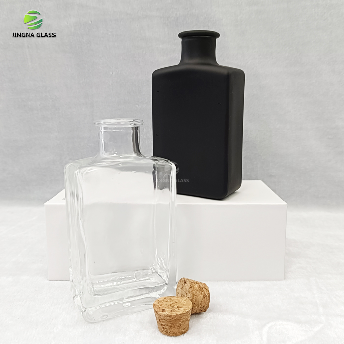 500ml 750ml Premium Clear Glass Bottle Thick Walled Liquor Bottle for Vodka Food Grade