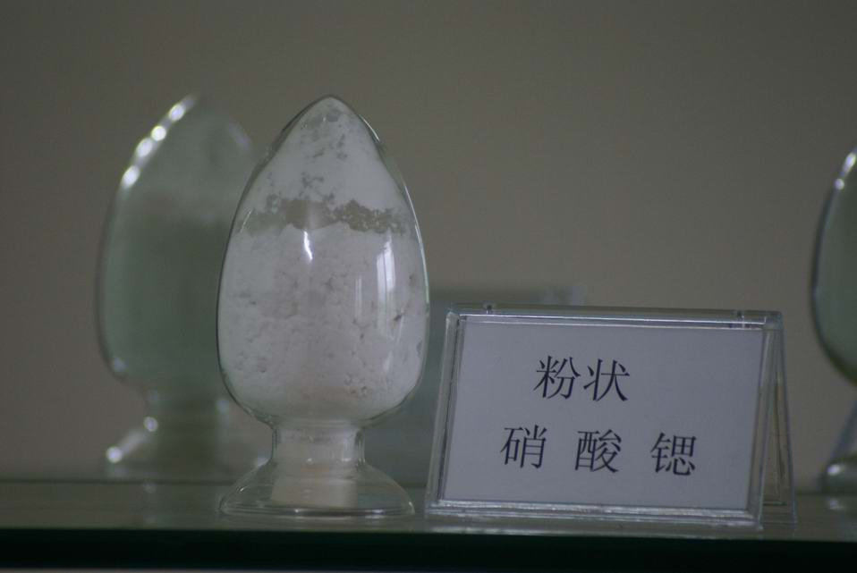 Colorless Cubic Crystal Used to Make Red Fireworks Signal Lamp Optical Glass Medicine