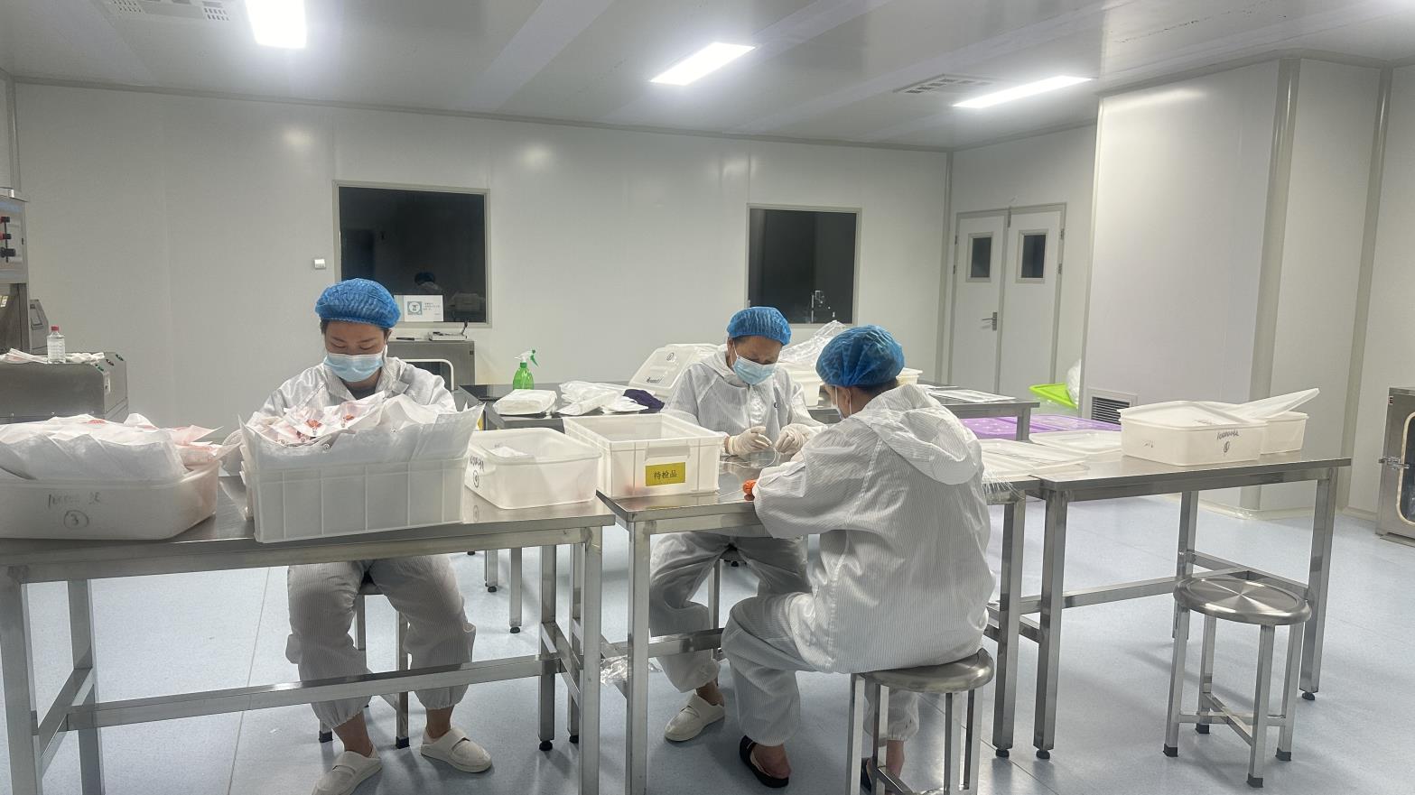 Final inspection and sterile packaging of orthopedic implants