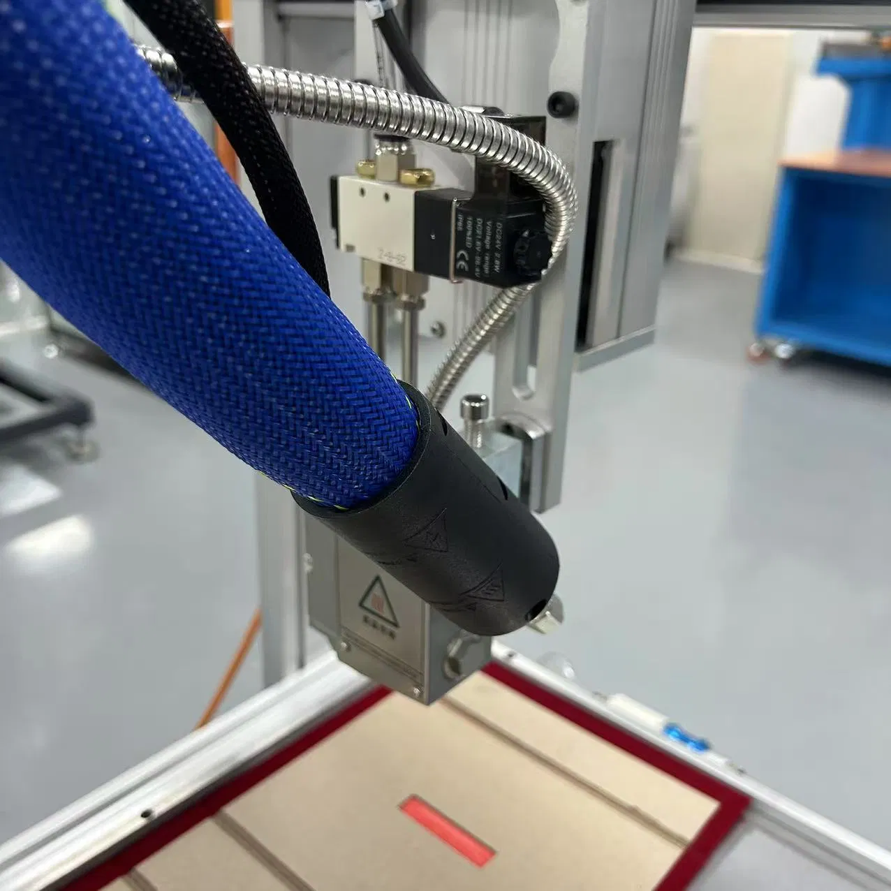 Versatile Three-Axis Glue Scribing Tool for Efficient Furniture Assembly
