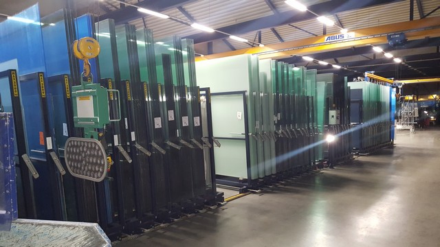 J Space-Saving Drawer Type Glass Handling System