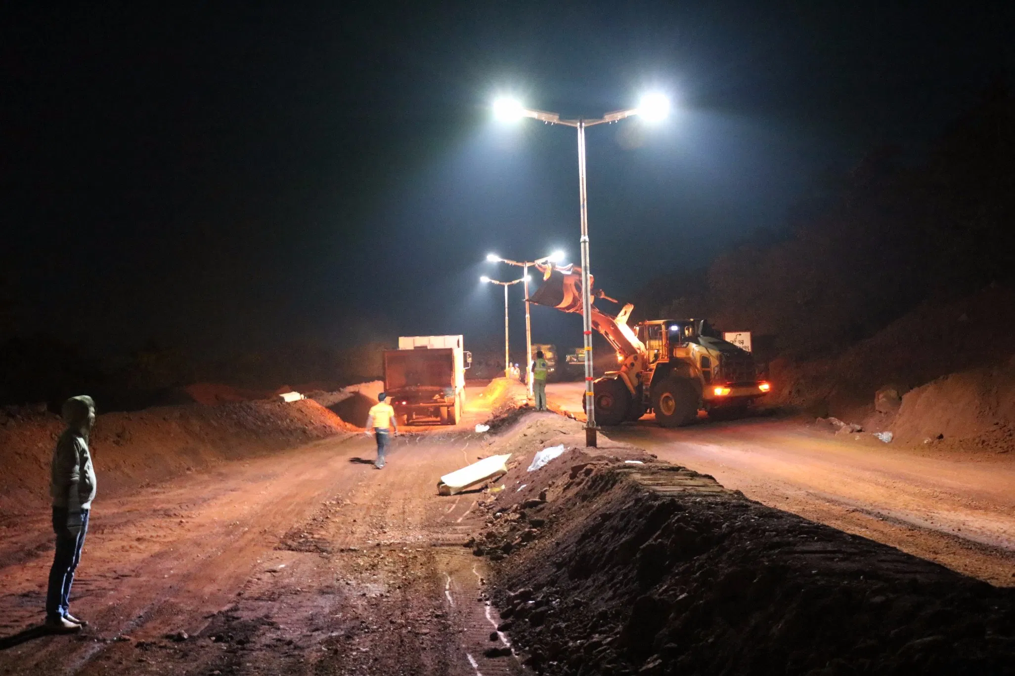 Esavior 100W 14000lm LED Solar Light with Motion Sensor Home Security Lamp Solar Light