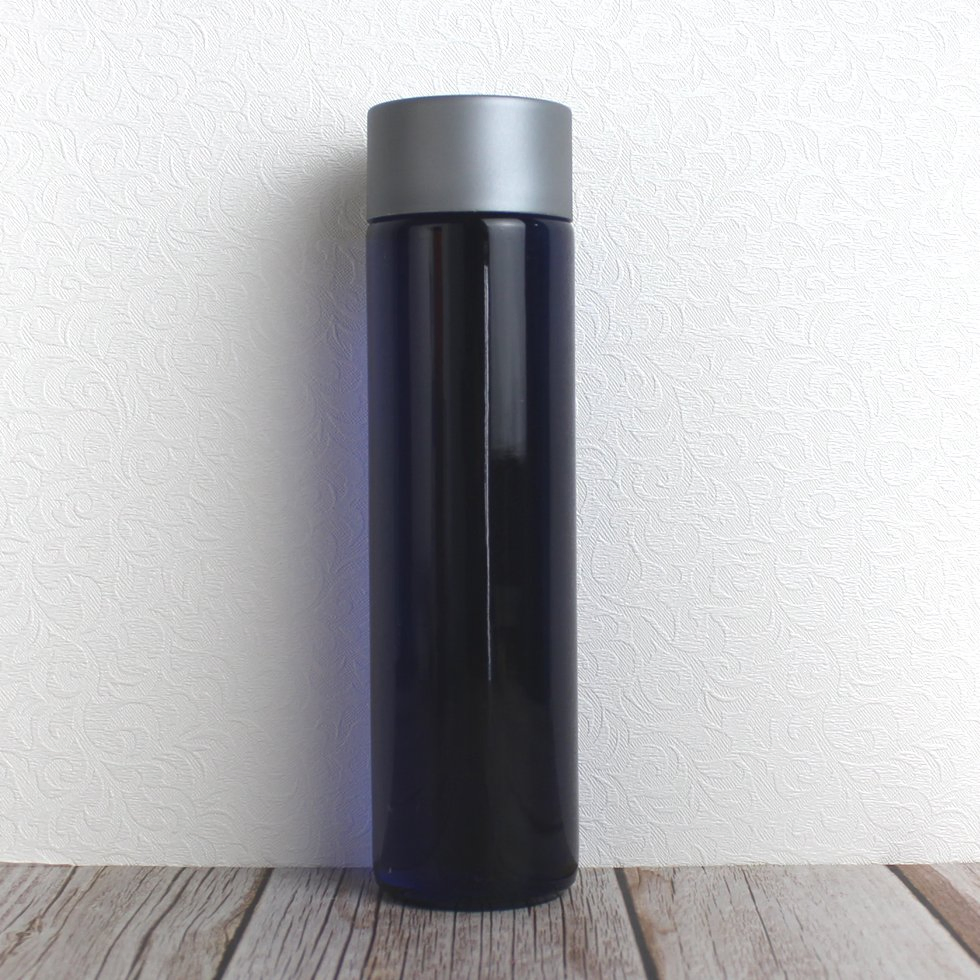 Wholesale Customizable 750ml Ultra-Transparent Recyclable Glass Mineral Water Bottle Beverage Container with Engraved Patterns Plastic or Metal Cap