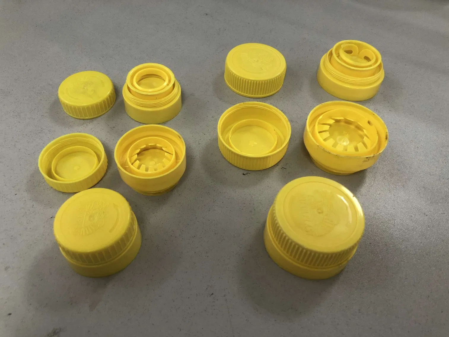 Automatic Plastic Bottle Cover Flip Top Disc Top/Multi-Part/Childproof/Edible Oil/ Medicine /Cosmetics Cap Lid Assembly Closing Machine