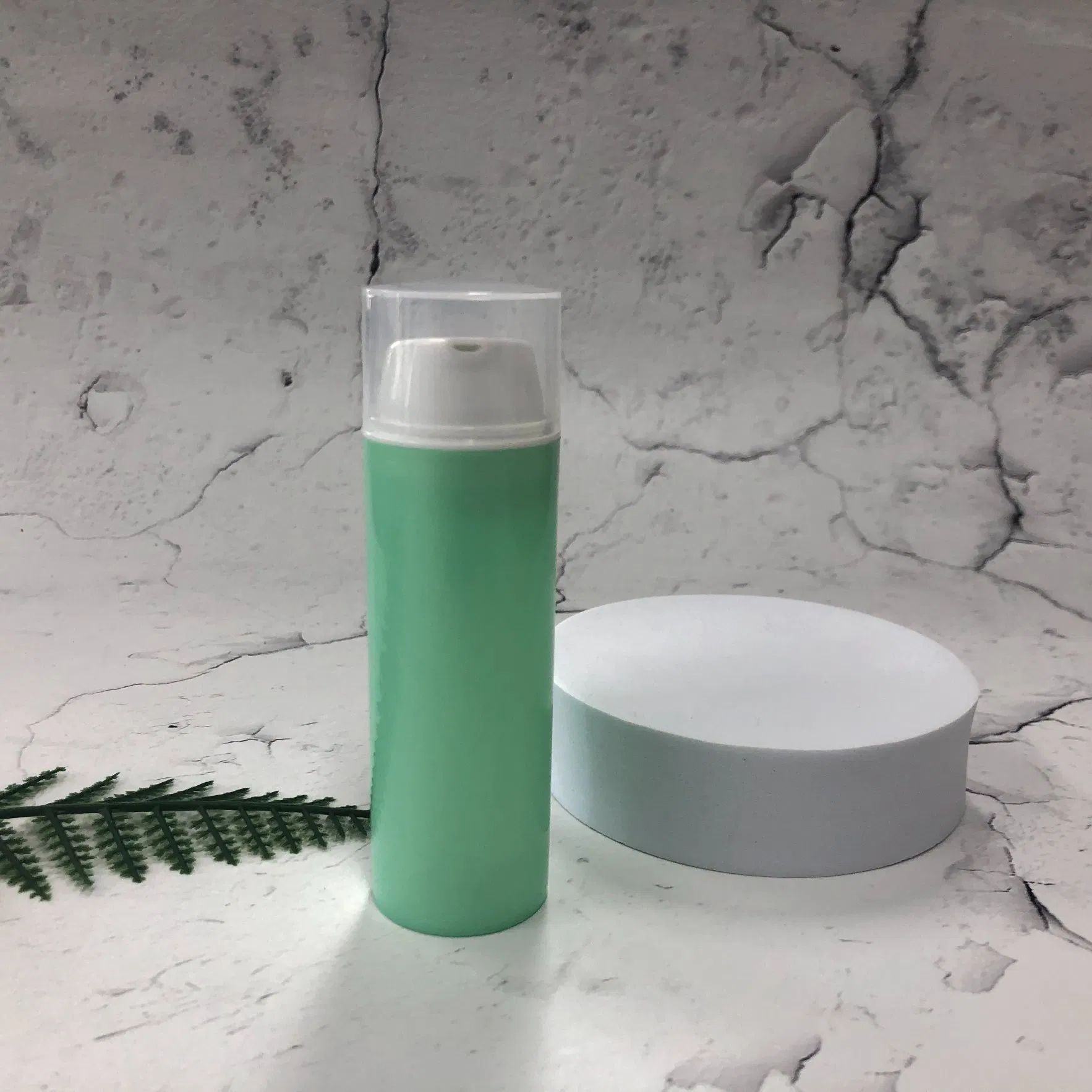 30ml 60ml Elegant Vacuum Lotion Bottle Green Plastic Airless Bottle with White Flip Top Cap for Skincare