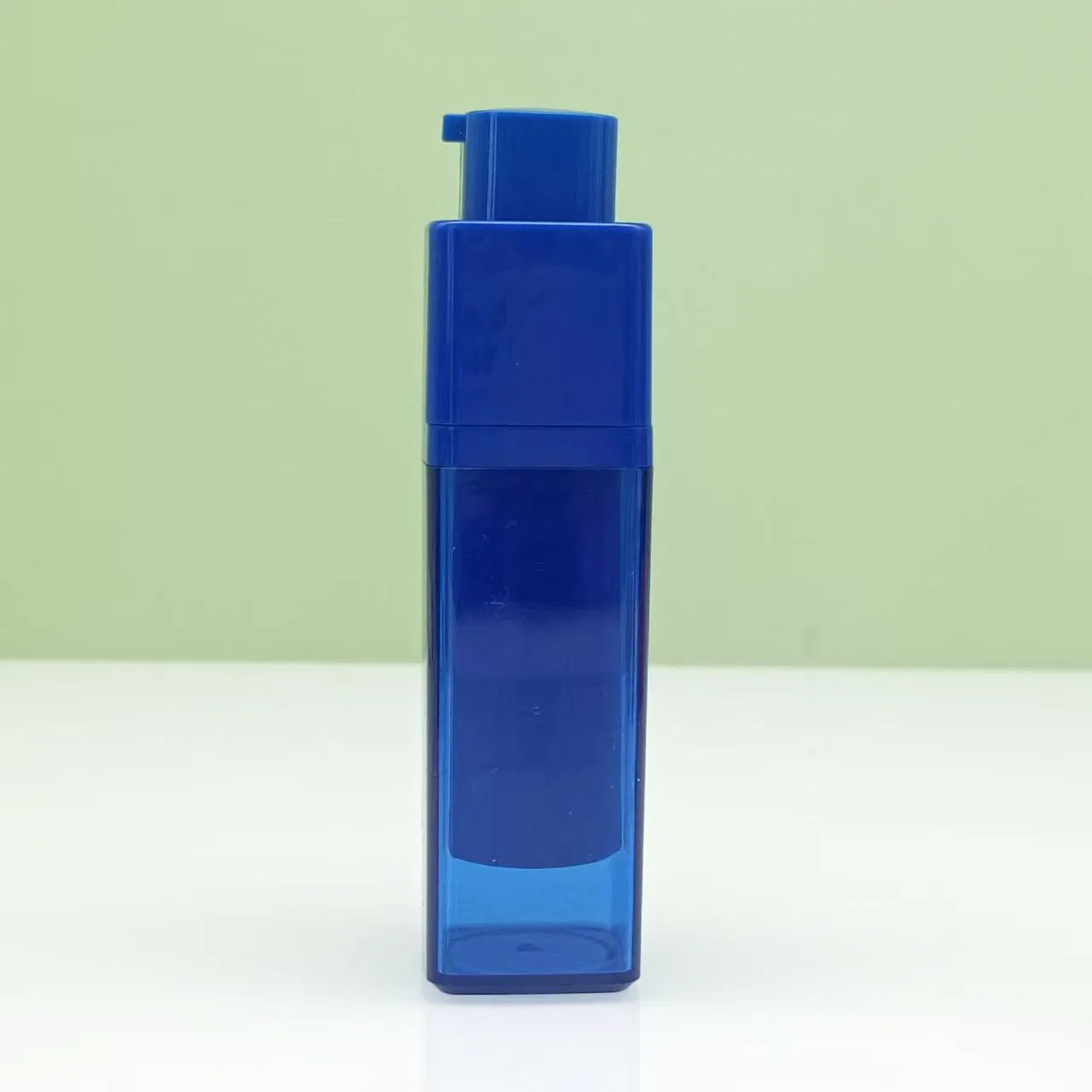 Matte Finish Colored Green Plastic Airless Pump Bottle Cylinder 15ml 30ml 50ml Refillable Airless Pump Cream Bottle for Serum Lotion Conditioner