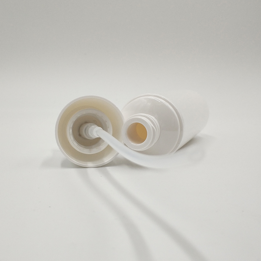 White Portable Cosmetic Empty Refillable Plastic Bottle with Lotion Pump