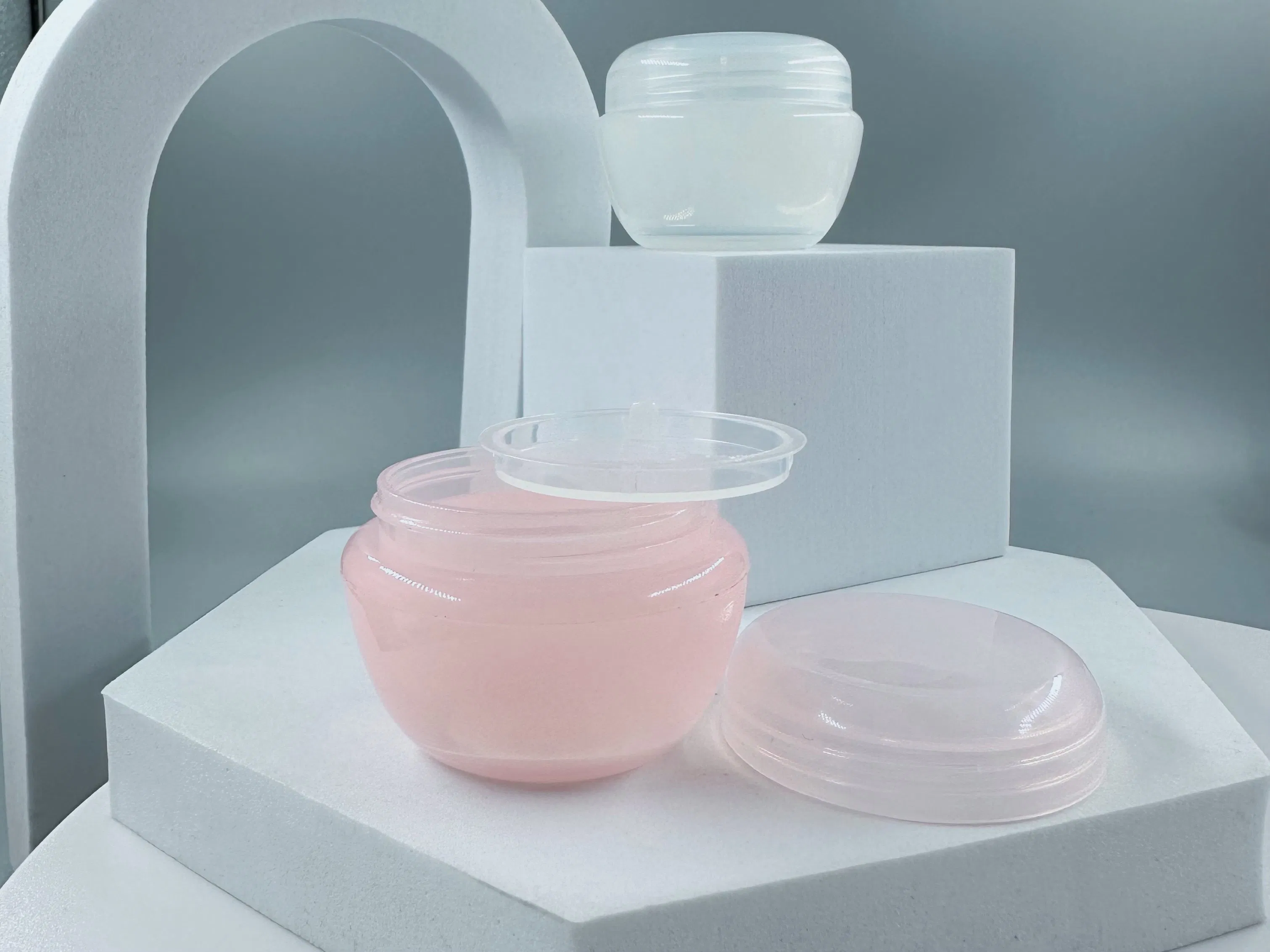 Customized Design Colorful 5ml/10ml/20ml/30ml/50ml Plastic Cream Jars in Travel Sizes