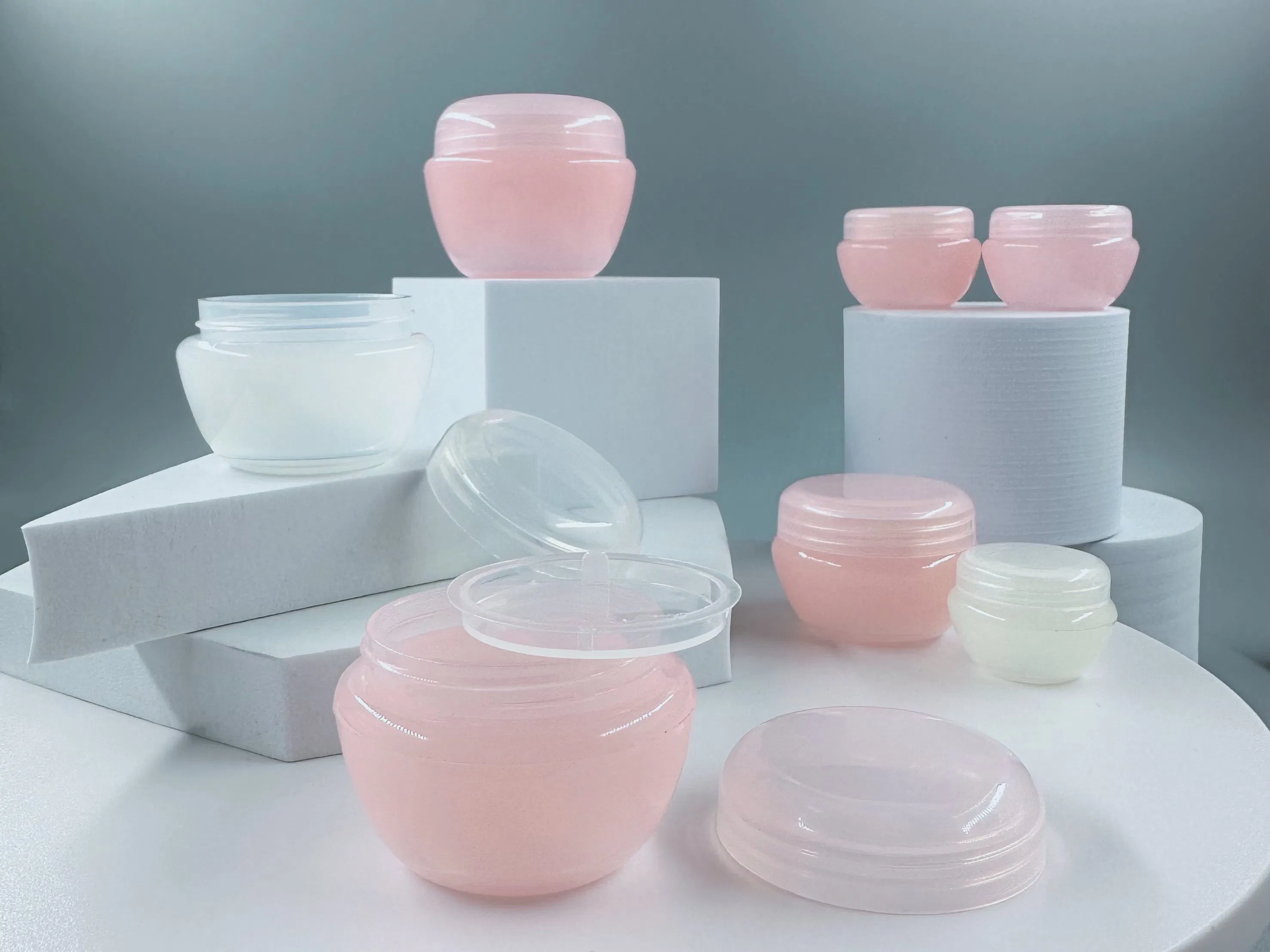 Customized Design Colorful 5ml/10ml/20ml/30ml/50ml Plastic Cream Jars in Travel Sizes