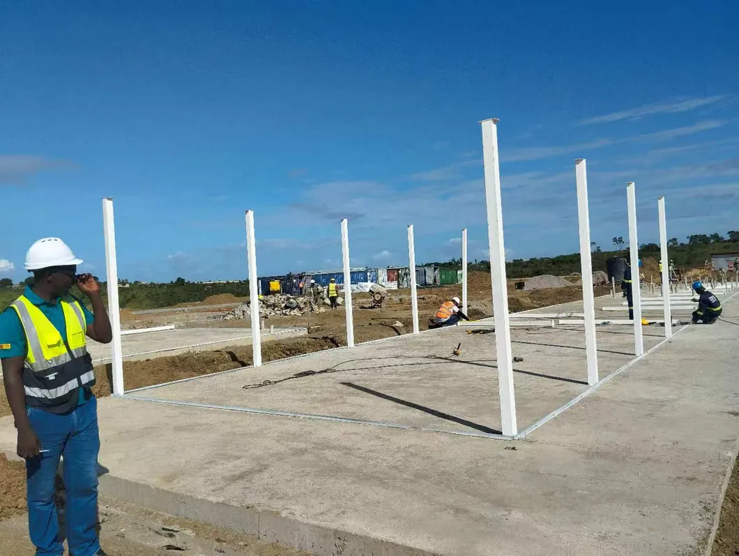 Casa prefabricada de acero modular con panel sándwich, diseño personalizado y económico para instalaciones temporales en sitios de construcción