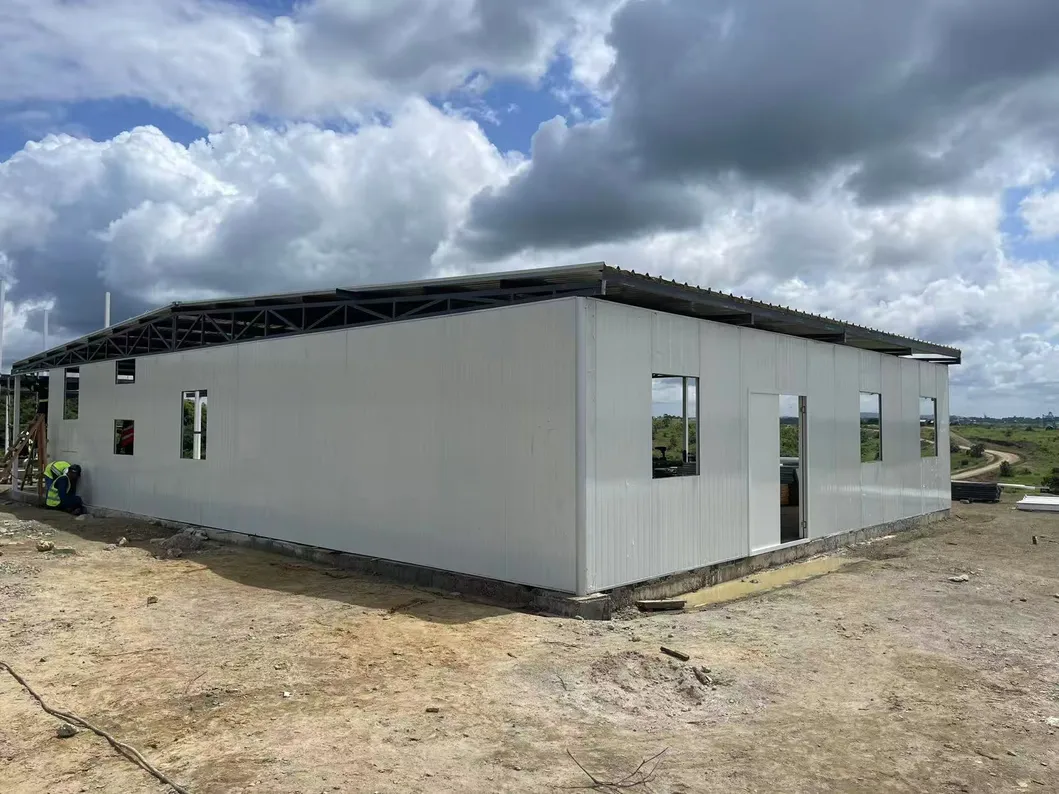 Casa prefabricada de acero modular con panel sándwich, diseño personalizado y económico para instalaciones temporales en sitios de construcción