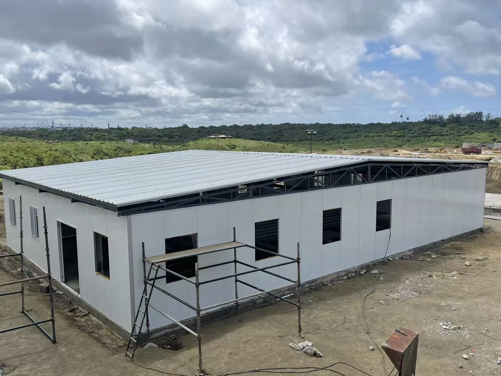 Casa prefabricada de acero modular con panel sándwich, diseño personalizado y económico para instalaciones temporales en sitios de construcción