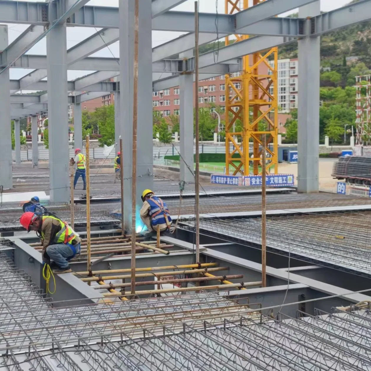 Edificio de acero de múltiples plantas de ingeniería avanzada para compradores globales